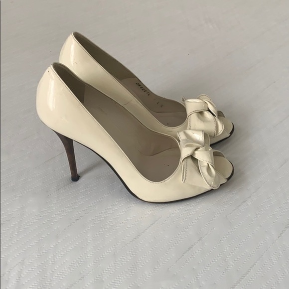 Stuart Weitzman heels with bows - Picture 2 of 8